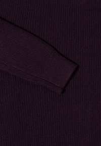 Dunkelvioleter, gerippter Strickstoff mit glatter Textur und einem eng anliegenden Ärmeldetail, das ein passgenaues Design betont.