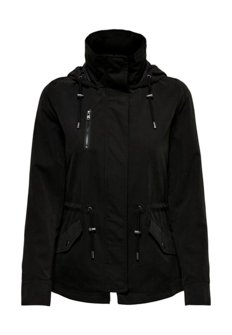 Czarna kurtka z wysokim kołnierzem, zapięciem na zamek, regulowanym w pasie, bocznymi kieszeniami i gładką fakturą.