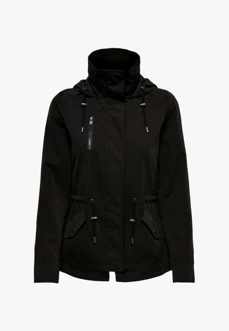 Czarna kurtka z wysokim kołnierzem, zapięciem na zamek, regulowanym w pasie, bocznymi kieszeniami i gładką fakturą.