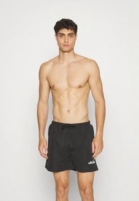 Juodi plaukimo šortai iš lengvos medžiagos, su elastinga juosmens juosta su raišteliu ir baltu logotipu apatiniame kairiajame kampe.