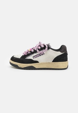 Trainers - black