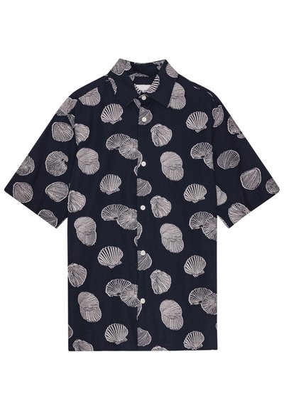 Camicia a maniche corte in tessuto blu navy con motivo a conchiglia bianco. Presenta colletto e chiusura frontale con bottoni. Adatta per un abbigliamento casual.