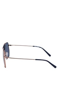 Occhiali da sole con forma rettangolare, montatura in metallo color oro rosa, lenti grigie scure e punte delle aste in plastica blu navy. Presentano cuscinetti nasali per il comfort.