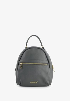 Sac à dos en simili cuir gris avec une forme arrondie, une poignée supérieure, une poche zippée avant et des finitions en métal doré. Logo "VENEZIA" sur le devant.