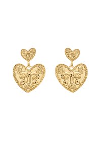 Pendientes en tono dorado con forma de corazón, que presentan diseños en relieve de caras, flores y bordes acanalados. Pequeñas partes superiores en forma de corazón están conectadas a corazones más grandes.