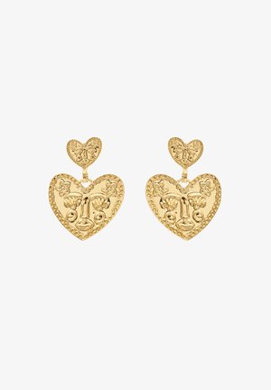 Náušnice ve tvaru srdce ve zlatém tónu, které mají reliéfní výlisky obličeje, květiny a vlnité okraje. Malé srdcové náušnice jsou spojeny s většími srdci.