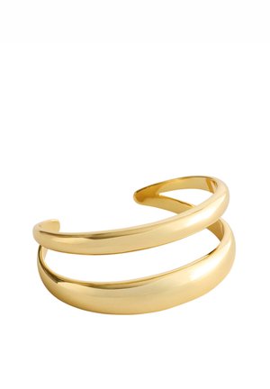 Poleret guldbøjlearmbånd med dobbelt åben bånddesign, der viser glatte buede kanter og en skinnende reflekterende overflade.