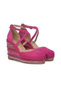 Sandali con zeppa in suede rosa, dotati di cinturini incrociati alla caviglia, punte rotonde e tacchi a zeppa intrecciati e testurizzati con accenti metallici.