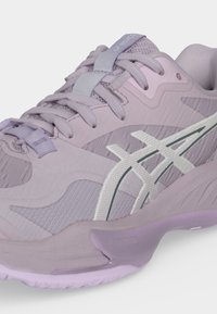 Μοβ αθλητικό παπούτσι με πλέγμα στο επάνω μέρος, λευκό λογότυπο ASICS και μαλακή σόλα σχεδιασμένη για αθλητική χρήση.