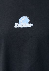 Černé bavlněné tričko s světle modrou grafikou zeměkoule a textem "DrDune" v stylizovaném bílém písmu. Hladký materiál, krátké rukávy.