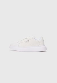 Sneaker bianche basse con suola spessa, parte anteriore con lacci e piccolo logo "Just Cavalli" sul lato.