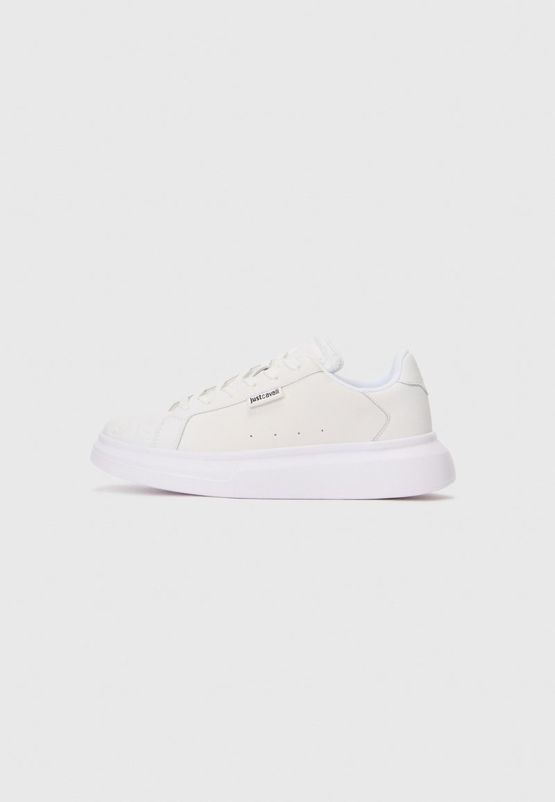 Sneaker bianche basse con suola spessa, parte anteriore con lacci e piccolo logo "Just Cavalli" sul lato.