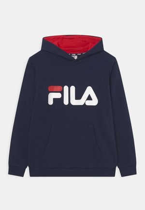 Sweat à capuche FILA bleu marine avec doublure intérieure de la capuche rouge, grand logo à l'avant, manches longues et poche kangourou à l'avant.