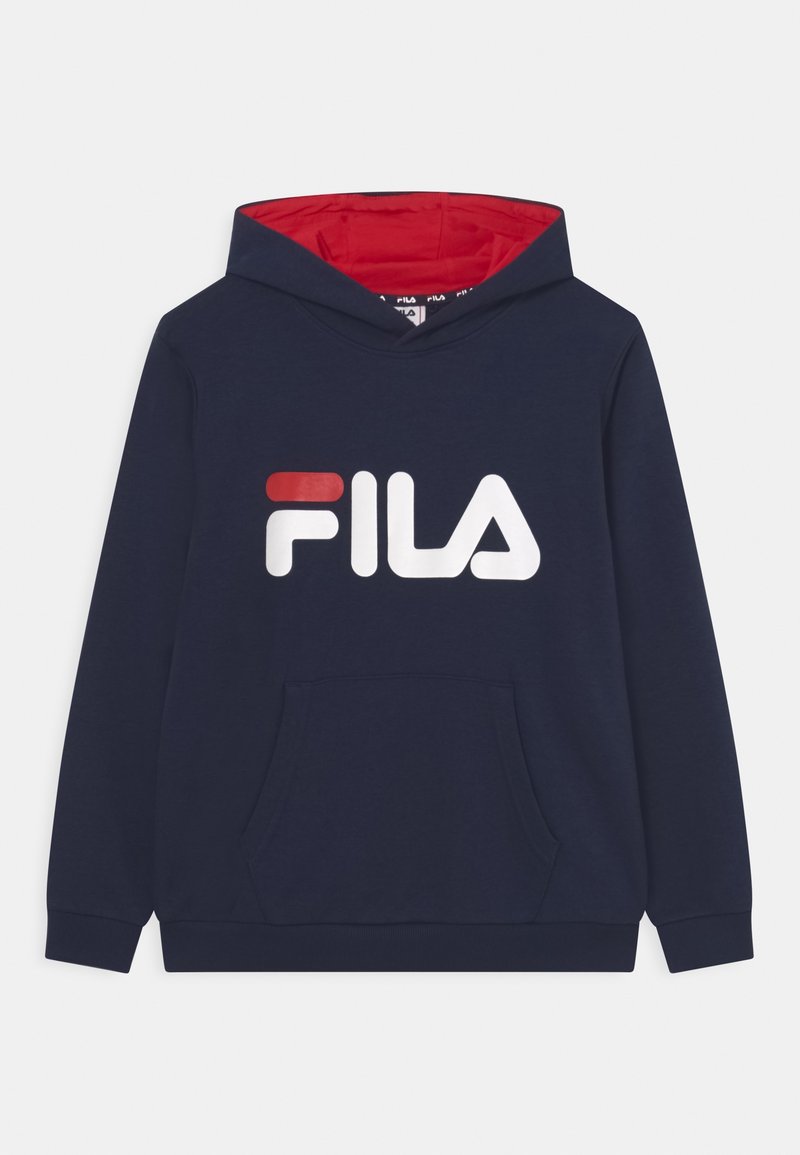 Sweat à capuche FILA bleu marine avec doublure intérieure de la capuche rouge, grand logo à l'avant, manches longues et poche kangourou à l'avant.