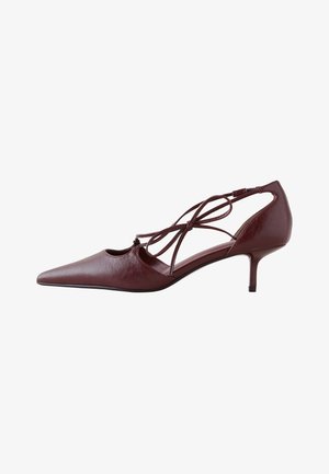 Next, REGULAR FIT FOREVER COMFORT® POINT TOE BOW TWO PART - Tacones - purple