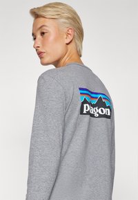Patagonia LOGO RESPONSIBILITEE - Tops ar garām piedurknēm - gravel heather