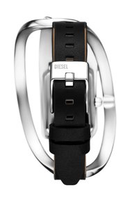 Cinturino in pelle nera con fibbia in metallo argentato, con il nome del marchio "DIESEL." Il quadrante curvo in argento arricchisce il design.