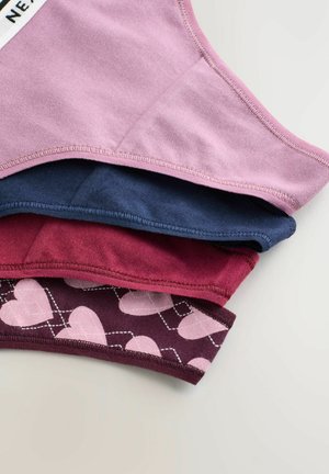 Puuvillaiset alusvaatteet eri väreissä: vaaleanpunainen, tummansininen, burgundi, joista yhdessä on sydäntatuointi. Pehmeä rakenne ja ommellut reunat.