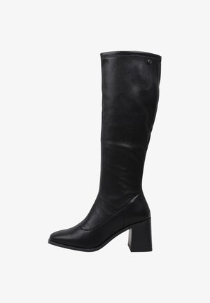 Botas negras hasta la rodilla hechas de cuero liso, con tacón cuadrado, punta puntiaguda y detalle sutil de costura en la parte superior.