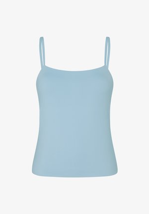 Haut caraco bleu clair pour femme avec fines bretelles et encolure droite sur fond blanc.