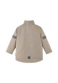 Veste beige à manches longues avec col montant, coudières grises sur les deux manches, et un petit écusson carré gris près de l'ourlet à l'arrière.