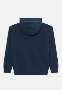 Felpa con cappuccio blu navy realizzata in tessuto morbido, dotata di cappuccio con cordini, polsini e orlo a coste. Texture liscia senza loghi o motivi visibili.