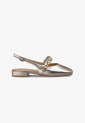 Slingback plat en argent métallique avec un nez pointu, accents décoratifs en perles sur la bride et un petit talon carré. Texture lisse sur toute la chaussure.