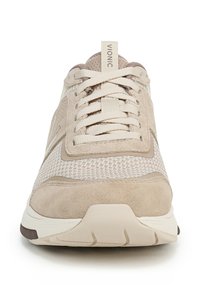 Beige en taupe sneaker met mesh en suède materialen, vlakke beige veters en een treklus met het label "VIONIC" op de tong.
