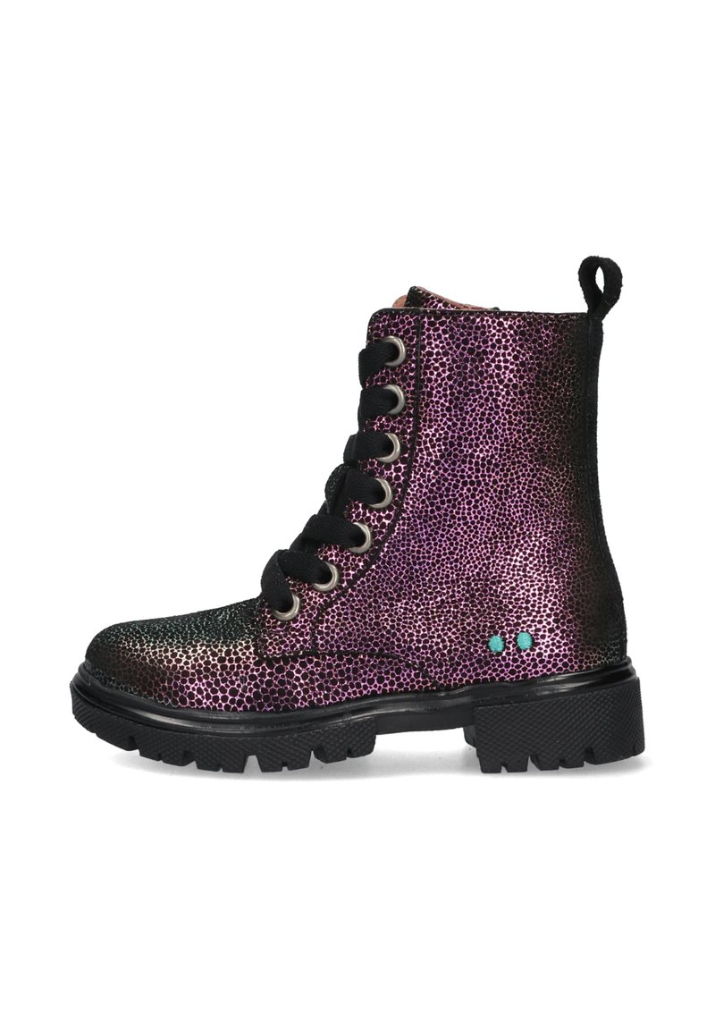 Botín con cordones en negro y púrpura iridiscente, con un acabado texturizado, punta redonda y suela de goma con un diseño estampado.