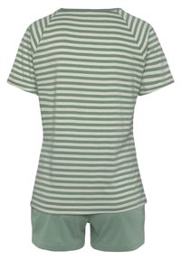 Pruhovaný top s krátkým rukávem ve světle zelené a bílé barvě s kulatým výstřihem, spárovaný s odpovídajícími zelenými šortkami vyrobenými z měkké tkaniny.