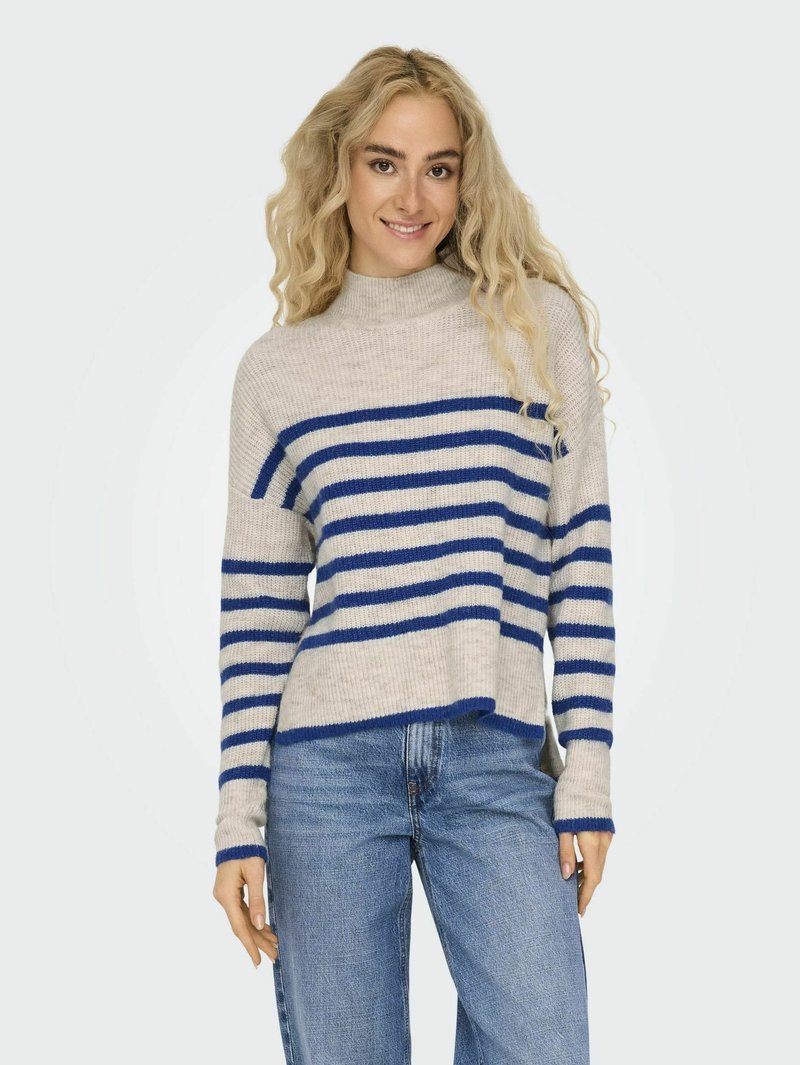 Gestreepte trui in lichtgrijs en marineblauw, met een hoge halslijn, een ontspannen pasvorm en een ribbeltextuur. Gekoeld met lichtblauwe jeans.