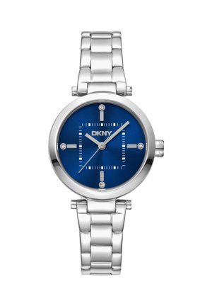 Silberne Metallarmbanduhr mit blauem Zifferblatt, vier Kristallmarkierungen, silbernen Zeigern, die 10:10 anzeigen, und DKNY-Logo in der Mitte.