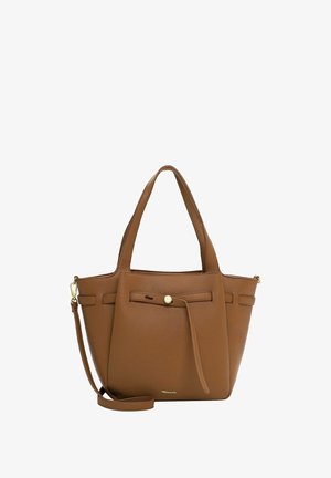 Brązowa torebka typu tote ze skóry o fakturze, z dwoma uchwytami, z przodu detal w formie paska z guzikiem oraz odpinanym paskiem na ramię.
