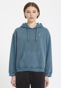 Blauwe hooded sweatshirt van zacht katoen. Heeft een voorzak, ribgebreide manchetten en een klein logo op de borst. Casual pasvorm.