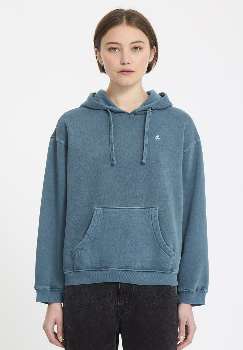 Blauwe hooded sweatshirt van zacht katoen. Heeft een voorzak, ribgebreide manchetten en een klein logo op de borst. Casual pasvorm.