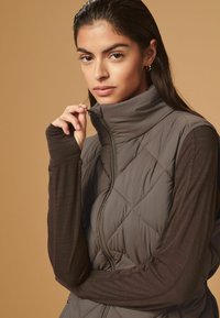 Next QUILTED - REGULAR FIT - Vest - mink brown