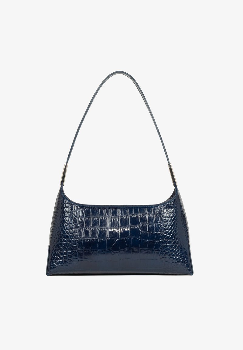 Sac à bandoulière en cuir bleu foncé à texture crocodile, avec une seule sangle et un logo Lancaster Paris argenté au centre devant.