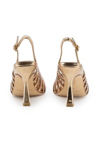 Tacco aperto dorato con accenti intrecciati, un elegante tacco a blocco e una cinghia alla caviglia regolabile. Finitura metallica liscia e design minimalista.