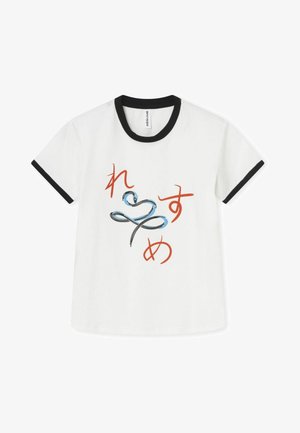 Hvid bomuld T-shirt med sort ribbet krave og ærmekanter. Indeholder farverigt grafisk design med blå, sorte og røde elementer.