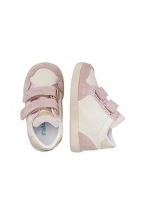 Scarpe per bambini bianche e rosa con dettagli in suede, doppie cinghie in Velcro, punta arrotondata e suola in gomma testurizzata. Presenta il logo del marchio sul lato.