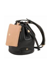 Borsa a secchiello nera in pelle con pochette zip staccabile color pesca. Presenta accessori in oro e una tracolla curva. Texture liscia, design minimalista.