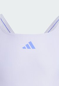 Bílý sportovní top vyrobený z hladkého materiálu, s světle modrými detaily a malým světle modrým logem na přední straně. Zaoblený výstřih a tenké ramínka.