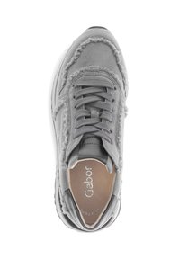 Grijze suède sneaker met een gestructureerde, rafelige rand. Beschikt over een vetersluiting en een gevoerde binnenzool met een zichtbaar merkmotief.