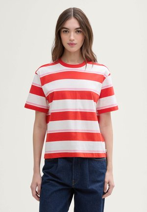 Rood en wit gestreepte kortemouwen T-shirt van katoen, met horizontale strepen en een ronde hals, gecombineerd met blauwe denim broek.