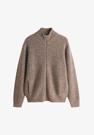 Brun ribstrikket striktrøje med lynlås, opretstående krave og to forlommer, lange ærmer og en afslappet pasform.