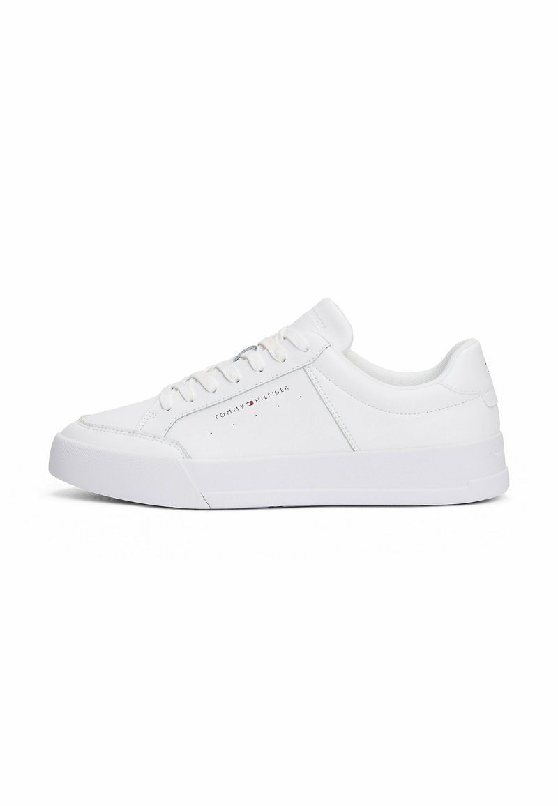 Sneaker bianchi in pelle con punta rotonda, collare imbottito e dettaglio logo a contrasto. Presentano una suola in gomma testurizzata e lacci.