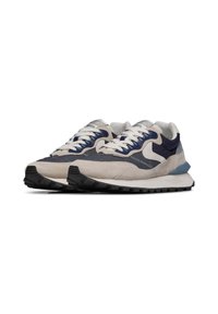 Scarpe da ginnastica sportive con una combinazione di suede grigio chiaro e rete blu navy. Presentano lacci bianchi, un accento blu sul tallone e una suola in gomma nera texturizzata.