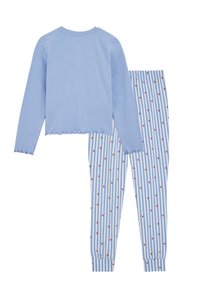 Top de manga larga azul claro con dobladillo ondulado y pantalones a rayas a juego con patrones de corazones rojos. Tejido suave con ajuste relajado.