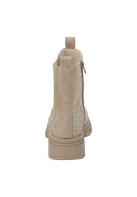Bottes de cheville en daim beige avec une fermeture éclair, un dos texturé et des accents en strass. Semelle épaisse et bride à l'arrière pour un enfilage facile.