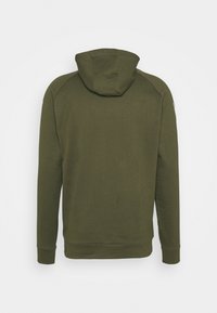 Felpa con cappuccio verde oliva, maniche lunghe, in tessuto testurizzato e con polsini a coste. Presenta un cappuccio centrale senza loghi o dettagli visibili.